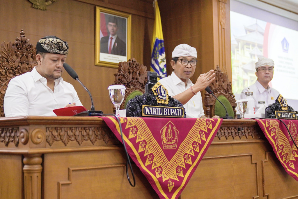 Bupati Adi Arnawa Pastikan Bantuan Hari Raya Besar Keagamaan 2 Juta Tetap Jalan